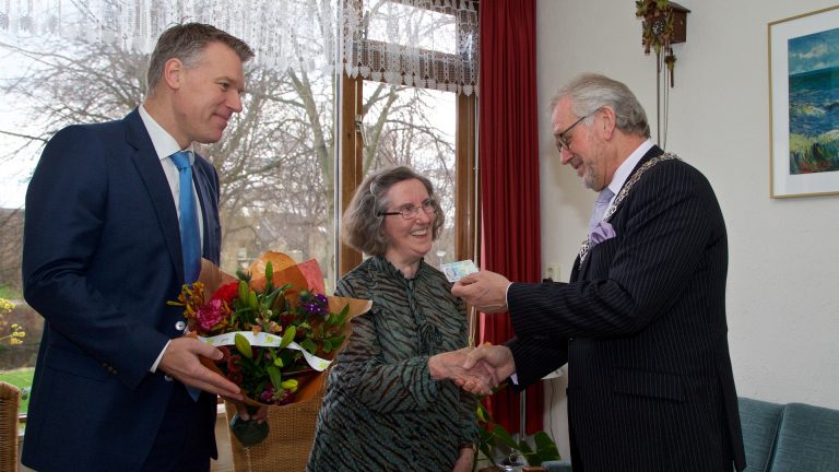 Burgemeester Bruinooge bezorgt 600e reisdocument bij mevrouw Bijtjes-Wever