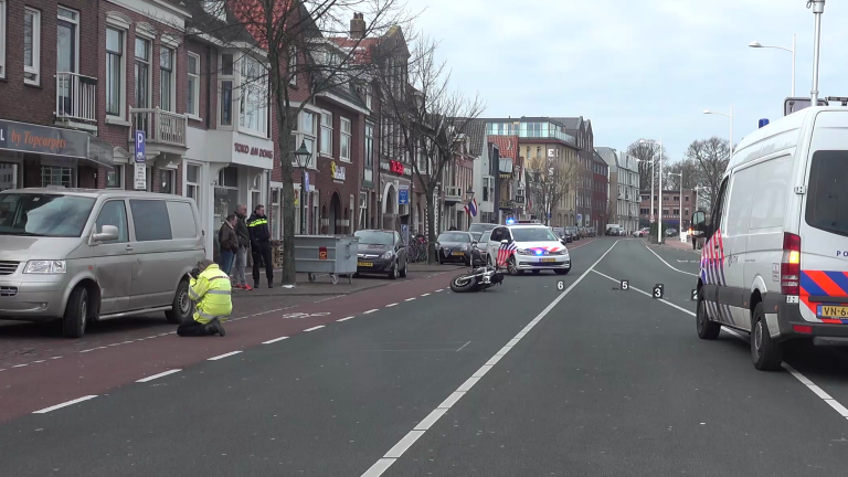 Motorrijder verrast door op Kanaalkade kerende bestelbus