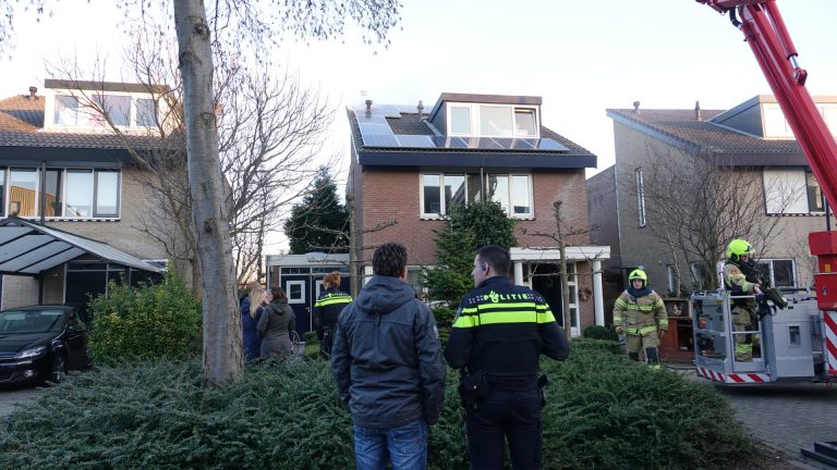 Schoorsteenbrand in Kreillaan Heerhugowaard brengt flink publiek op de been