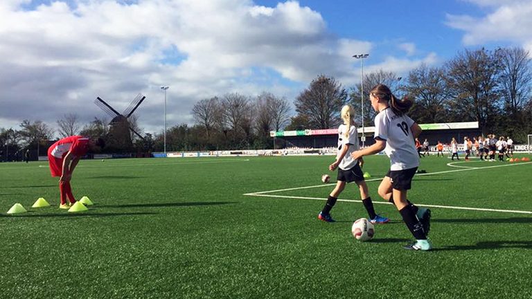 Voetbalsters VV Alkmaar trainen jonge meiden op Voetbaldag ?