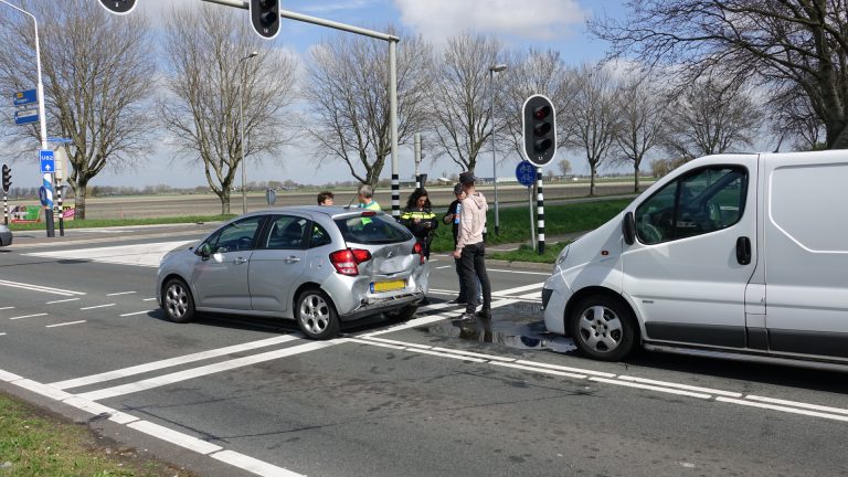 Kop-staartbotsing met drie voertuigen op N245 in Oudkarspel