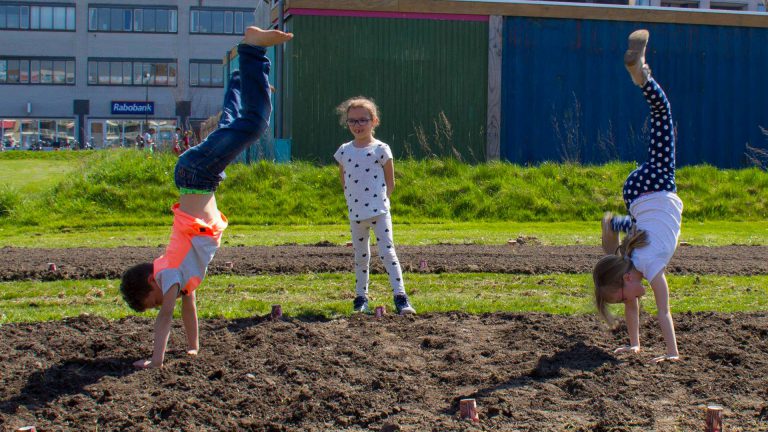 Leerlingen Montessorischool planten bloemzaden langs Parelhof