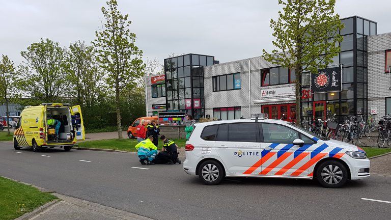 Fietsster gewond na aanrijding met brommer op W.M. Dudokweg