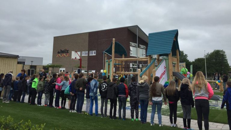 Leerlingen van de Helix openen nieuwe schoolplein