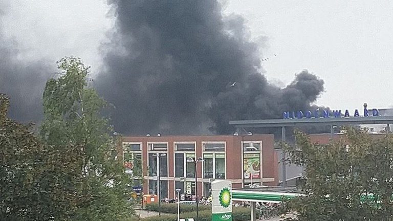 Brand in winkelcentrum Middenwaard