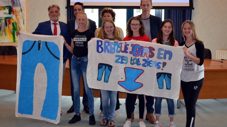 Scholieren presenteren duurzame jeans actie aan Langedijker college