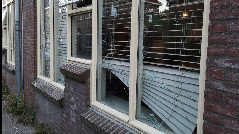 Onverlaat sloopt ramen in Prins Hendrikstraat