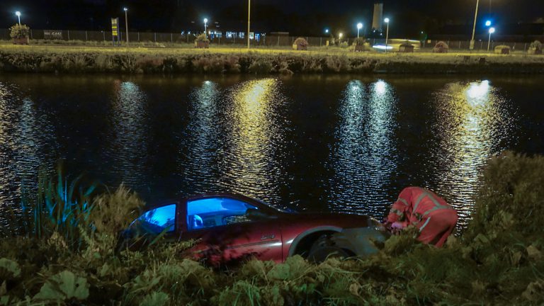 Automobilist eindigt in Noordhollands Kanaal