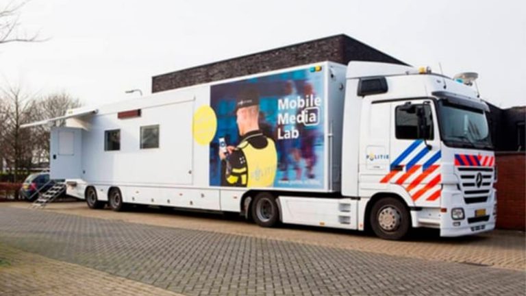 Mobiel Media Lab van de politie op Stadsplein in Heerhugowaard