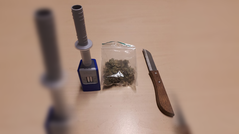 Politie vindt mes en cannabis in auto
