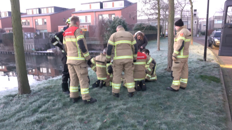 Brandweer redt poesje uit het ijskoude water