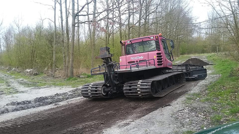 Roze “Pistenbully” walst bospaden in de Waarderhout