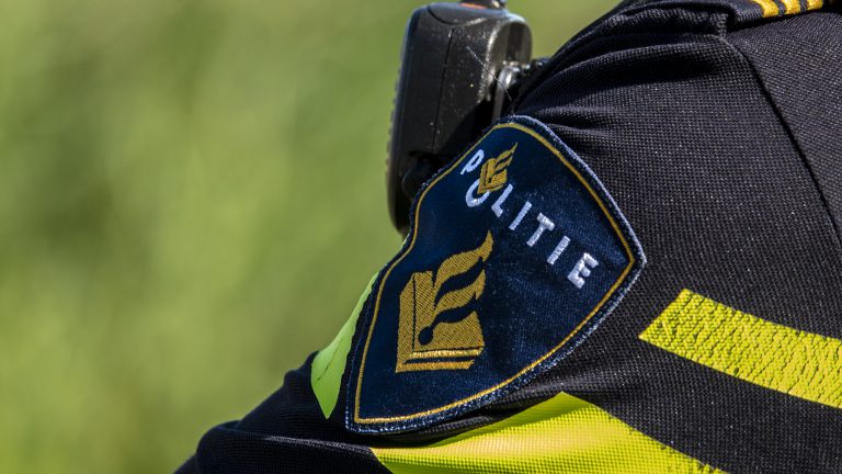 Drietal slaat gemeentewerker bij begraafplaats