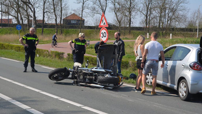 Kop-staartbotsing tussen auto en week oude motor op N242