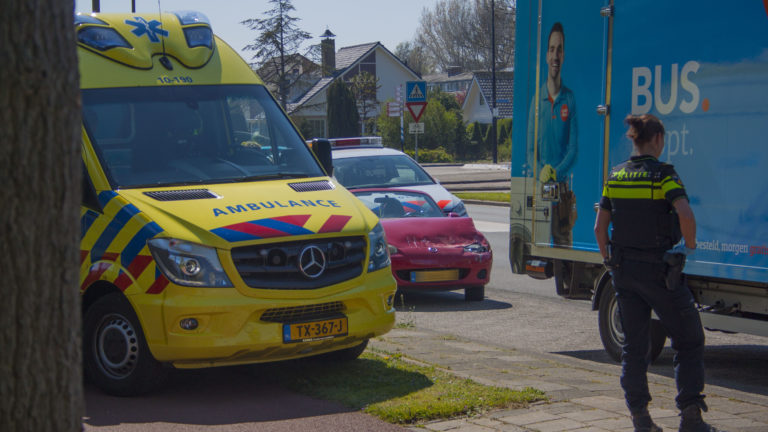 Nekklachten door aanrijding op rotonde Middenweg-Krusemanlaan