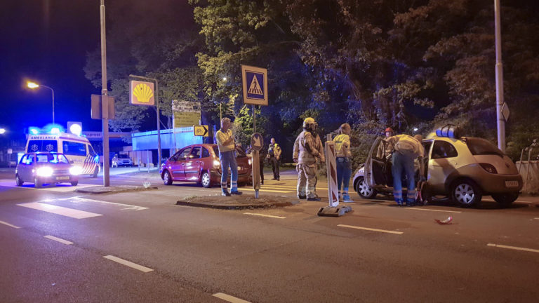 Kop-staartbotsing op Kennemerstraatweg in Alkmaar; drie ambulances ter plaatse