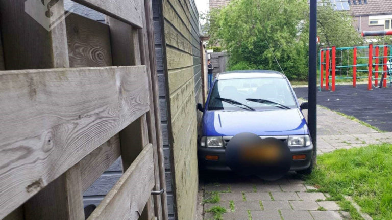 Automobilist rijdt zich klem tussen schutting en lantaarnpaal na achtervolging