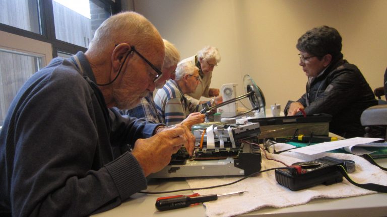 Repair café Langedijk helpt apparaten aan tweede leven ?