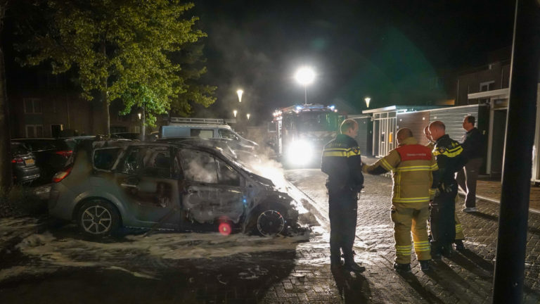 Vermoedelijk aangestoken: getuigen gezocht van autobrand Frida Katzland