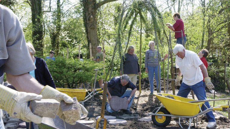 Gemeente aan mensen in de bijstand: zoek (vrijwilligers)werk