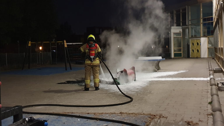 Speelhuisje brandt af op schoolplein aan de Anna Polaktuin