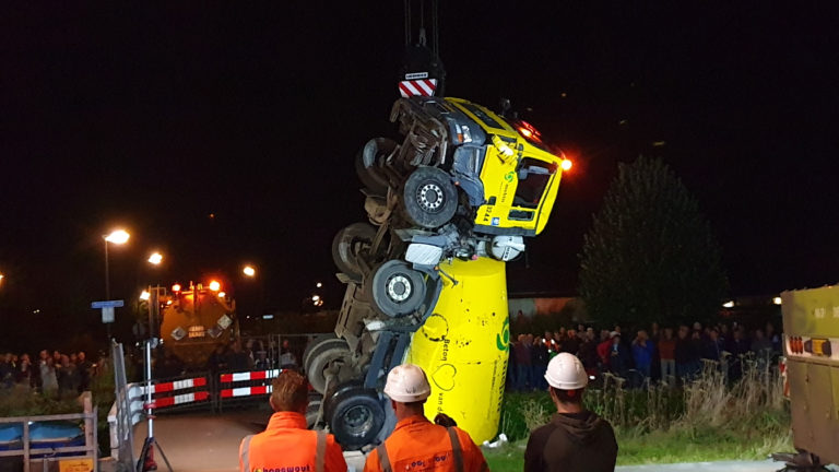 Zware betonwagen uit de sloot gevist