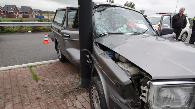 Auto knalt tegen lichtmast op Westtangent bij kruising N242