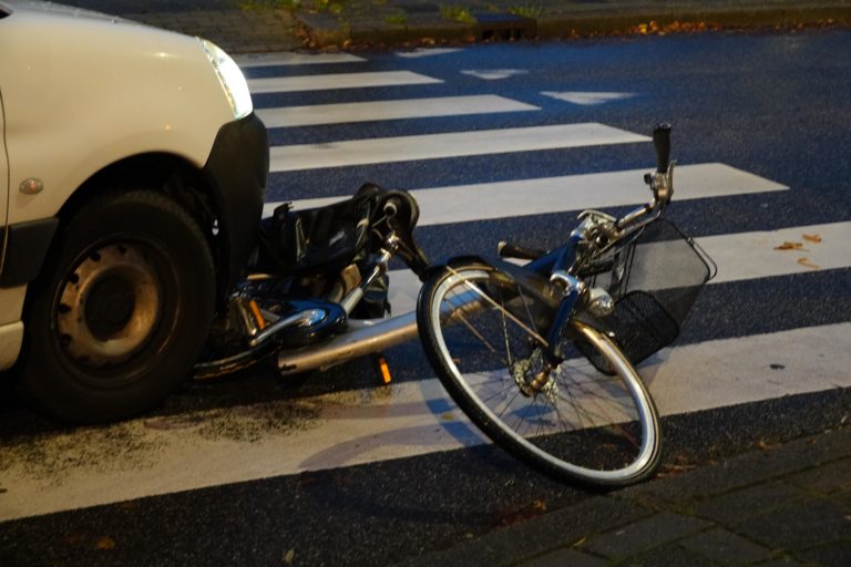 Fietser valt op Vondellaan vlak voor auto en wordt per ongeluk aangereden