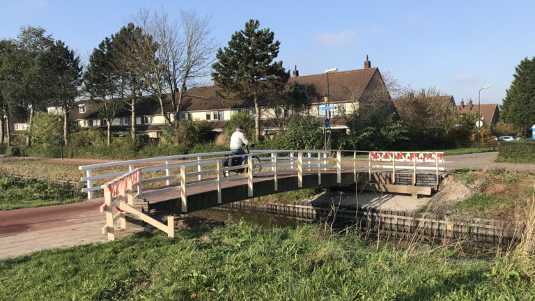 Opluchting voor fietsers en voetgangers: noodbrug Rustenburgerweg-Oostertocht klaar voor gebruik