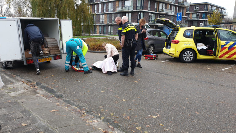 Fietsster ziet fietsend meisje niet en raakt gewond bij botsing