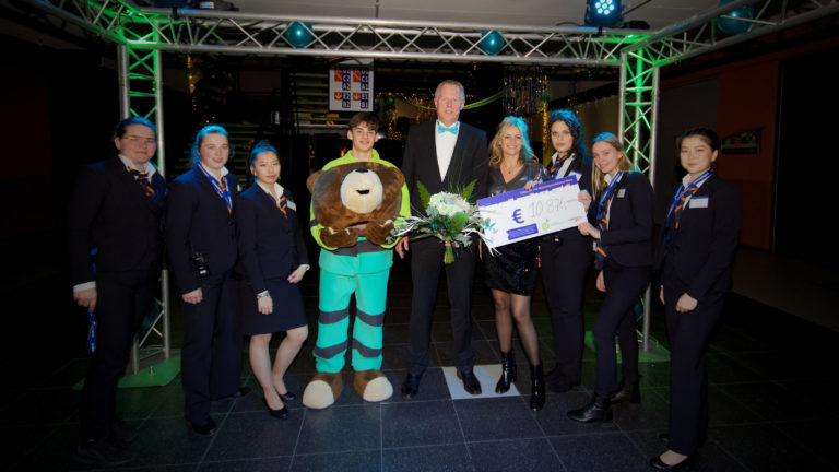 Benefiet galadiner Horizon College levert 10.876 euro op voor Stichting Ambulancewens