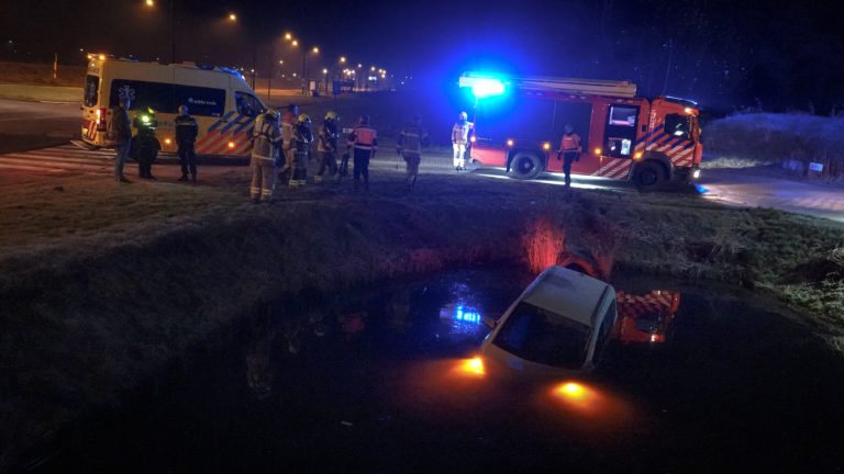 Vervelende surprise: met auto en al het water bij Kalmoesstraat in