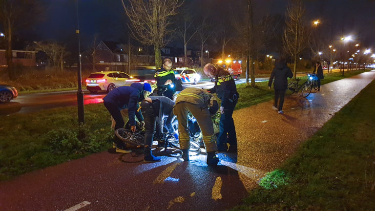 Meisje raakt met voet bekneld tussen wiel en frame fiets