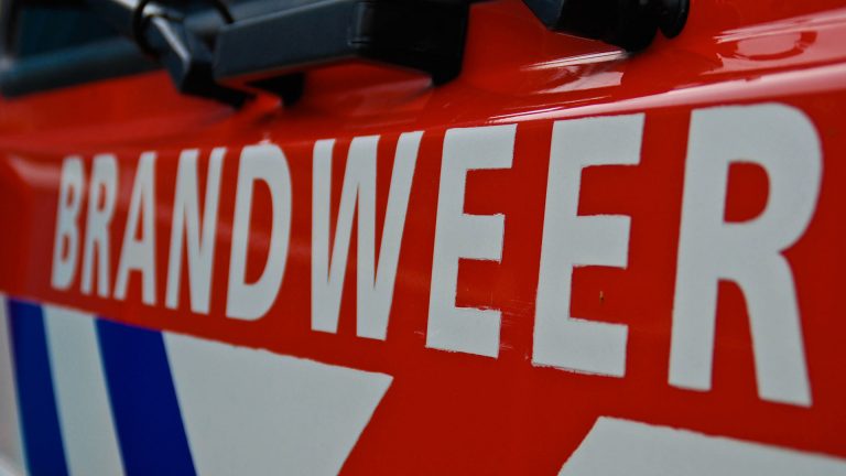 Motor in brand aan Oranjestraat in Noord-Scharwoude