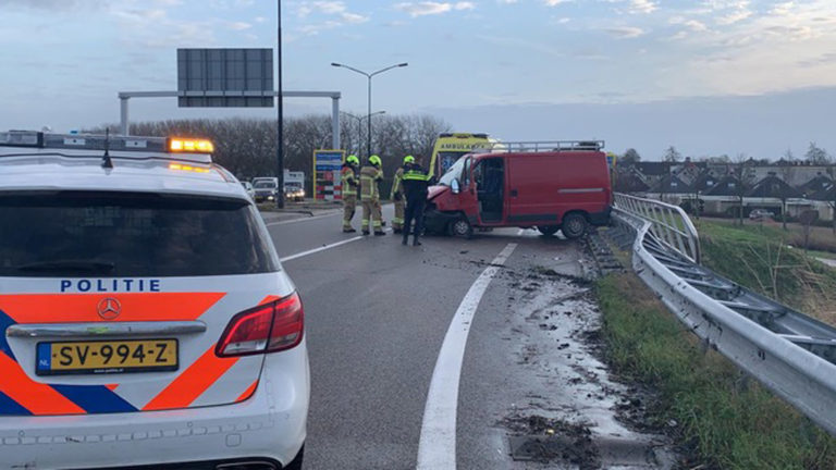 Bestelbus tegen vangrail op Westtangent, bestuurder lichtgewond