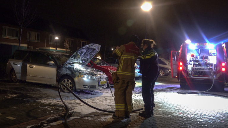 Auto gaat in vlammen op in de Vecht in Heerhugowaard