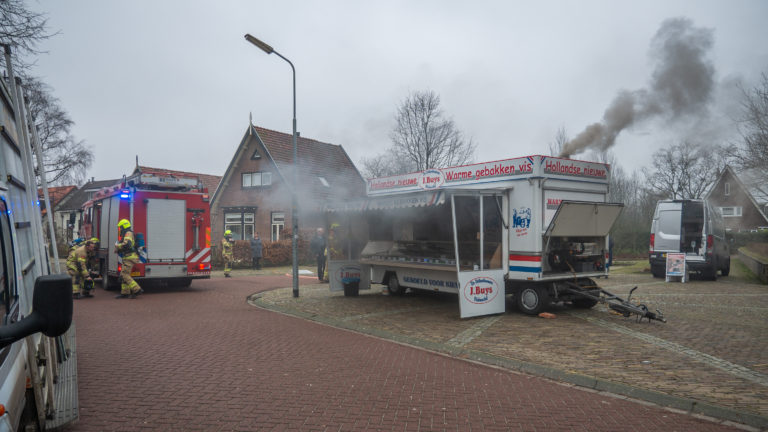 Vet in viskraam op Kerkplein in Sint Pancras vat vlam; brandweer Heerhugowaard rukt uit