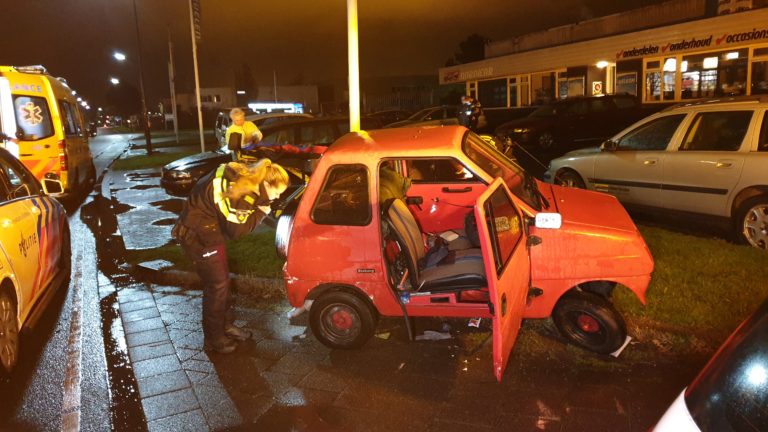 Rugklachten na aanrijding tussen auto en brommobiel in Heerhugowaard