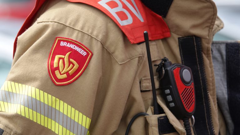 Auto aan 2e Kanaalstraat in Alkmaar in brand gestoken, dader ontkomt