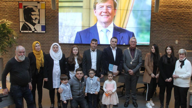 Waardse locoburgemeester Fintelman verwelkomt 15 nieuwe Nederlanders