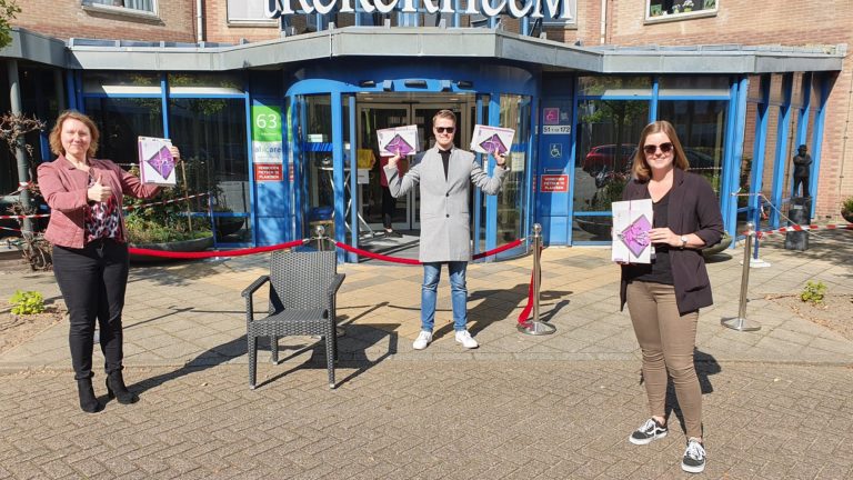 Jongvolwassenentak Rotary doneert tablets aan Alkmaarse en Waardse verzorgingshuizen