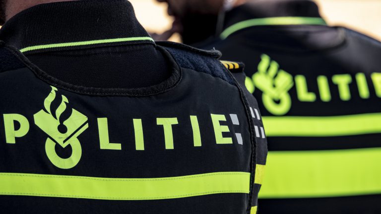 Politie haalt met man en macht agressieve, verwarde man uit woning aan Melis Stokelaan