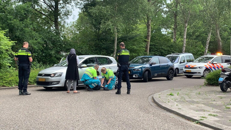 Scooterrijder gaat onderuit en botst tegen auto in bocht Sparrenlaan