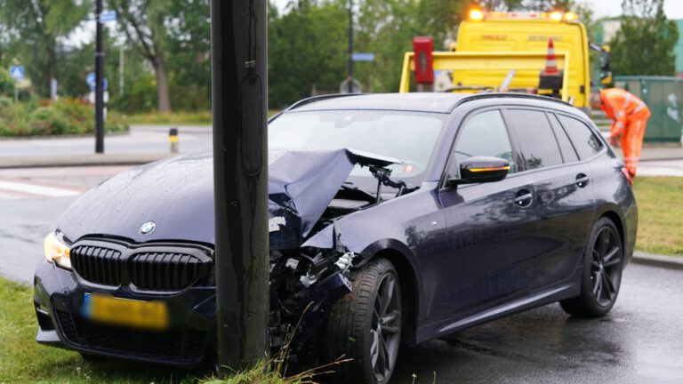 BMW eindigt tegen lantaarnpaal na slippartij op Westtangent