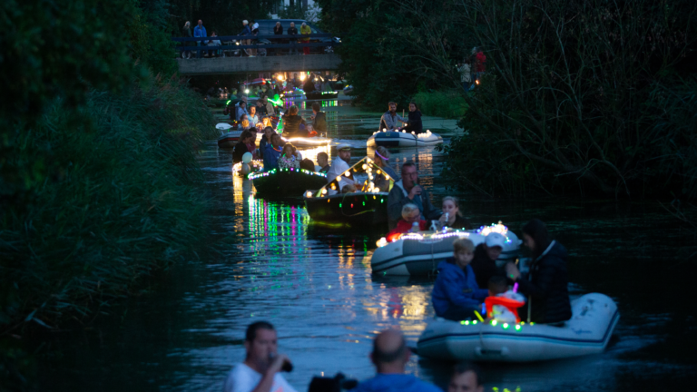 Koedijker lichtjesavond groot succes; gezelligheid op en langs het water