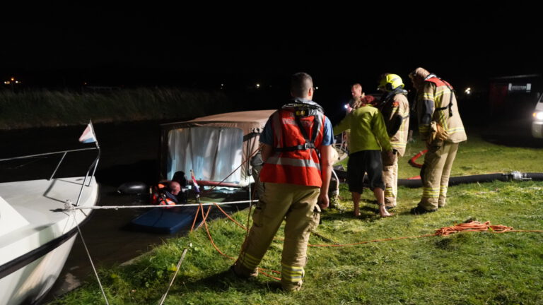 Brandweer redt met grote moeite zinkend plezierjacht in haven aan Hargervaart