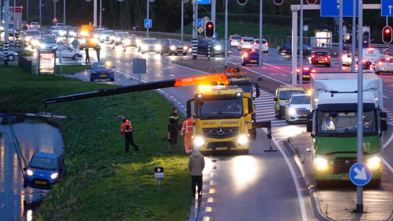 Invoegen gaat mis op Westerweg Heerhugowaard, auto te water