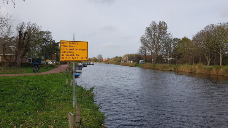 Oproep aan eigenaren: nog steeds boten aan verkeerde kant Hoornsevaart