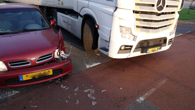 Chauffeur botst tijdens keren in Edisonstraat tegen auto naast zich