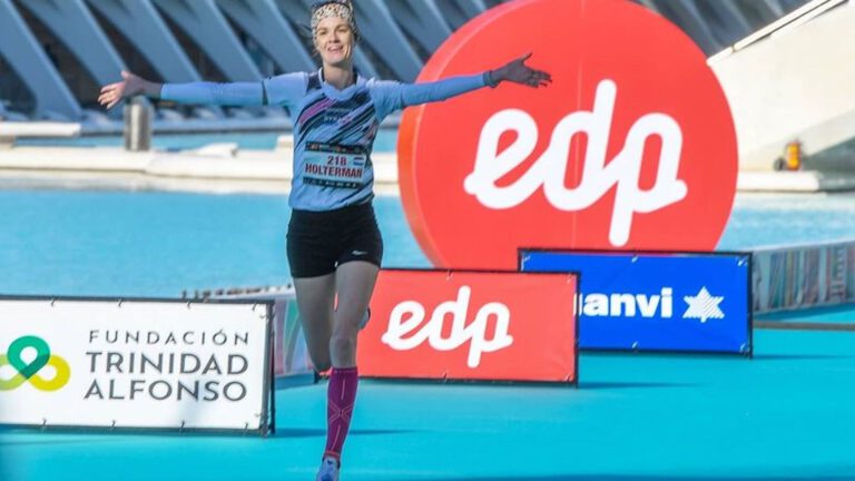 Mooi marathondebuut van hardloopster Jill Holterman uit Egmond aan den Hoef